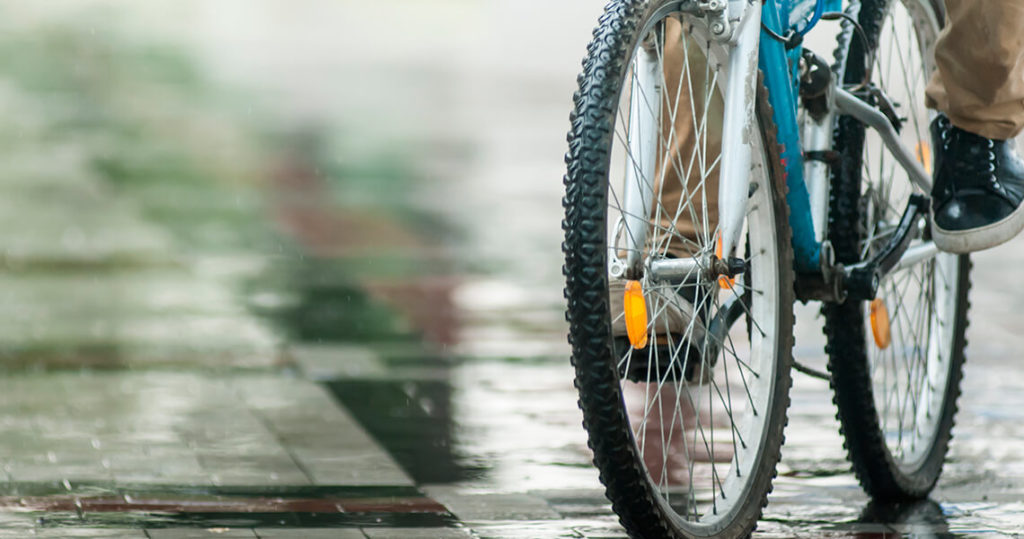 雨 の 日 自転車 滑る